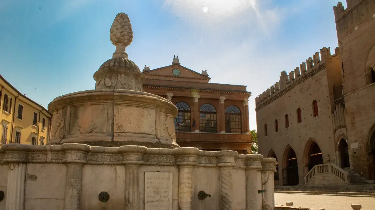 Fontana della Pigna e Palazzo del Podest&agrave;, scorci imperdibili di Rimini cosa vedere per un viaggio indimenticabile.