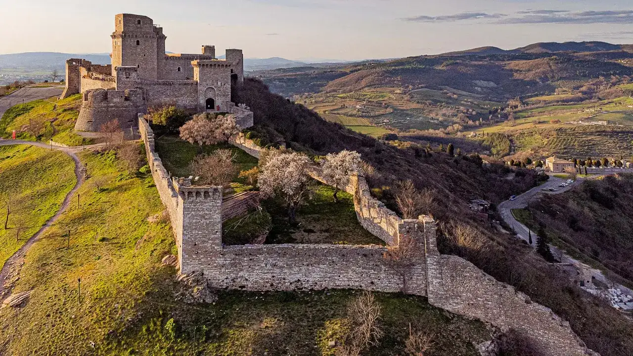 Rocca Maggiore domina Assisi. Un luogo perfetto per scoprire cosa fare ad Assisi, tra storia e panorami mozzafiato.