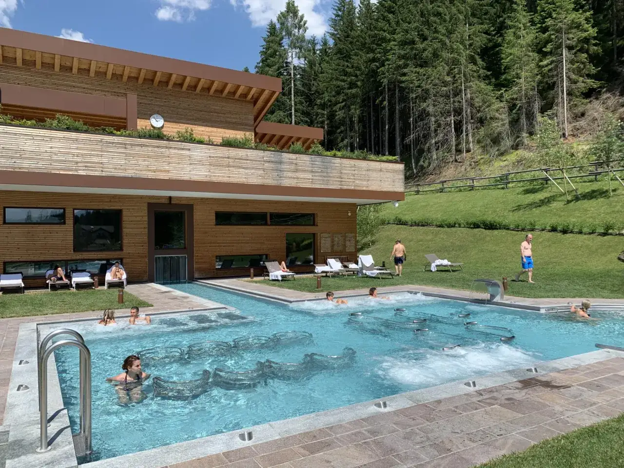 Relax in Pozza di Fassa QC Terme, tra piscine termali e la natura rigogliosa.