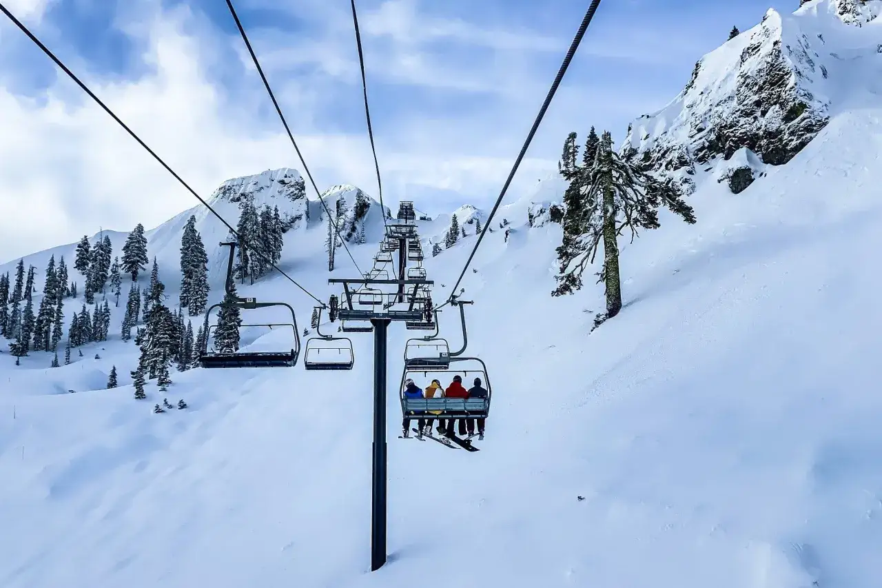Immagine di un impianto di risalita su una montagna innevata, ideale per chi cerca dove andare a sciare vicino Milano.