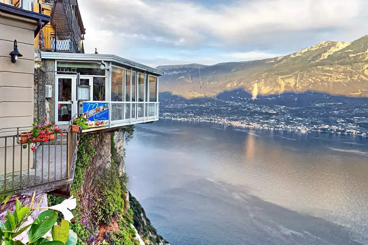 Ristorante a strapiombo sul lago, con vista mozzafiato. La strada della forra offre un panorama indimenticabile.