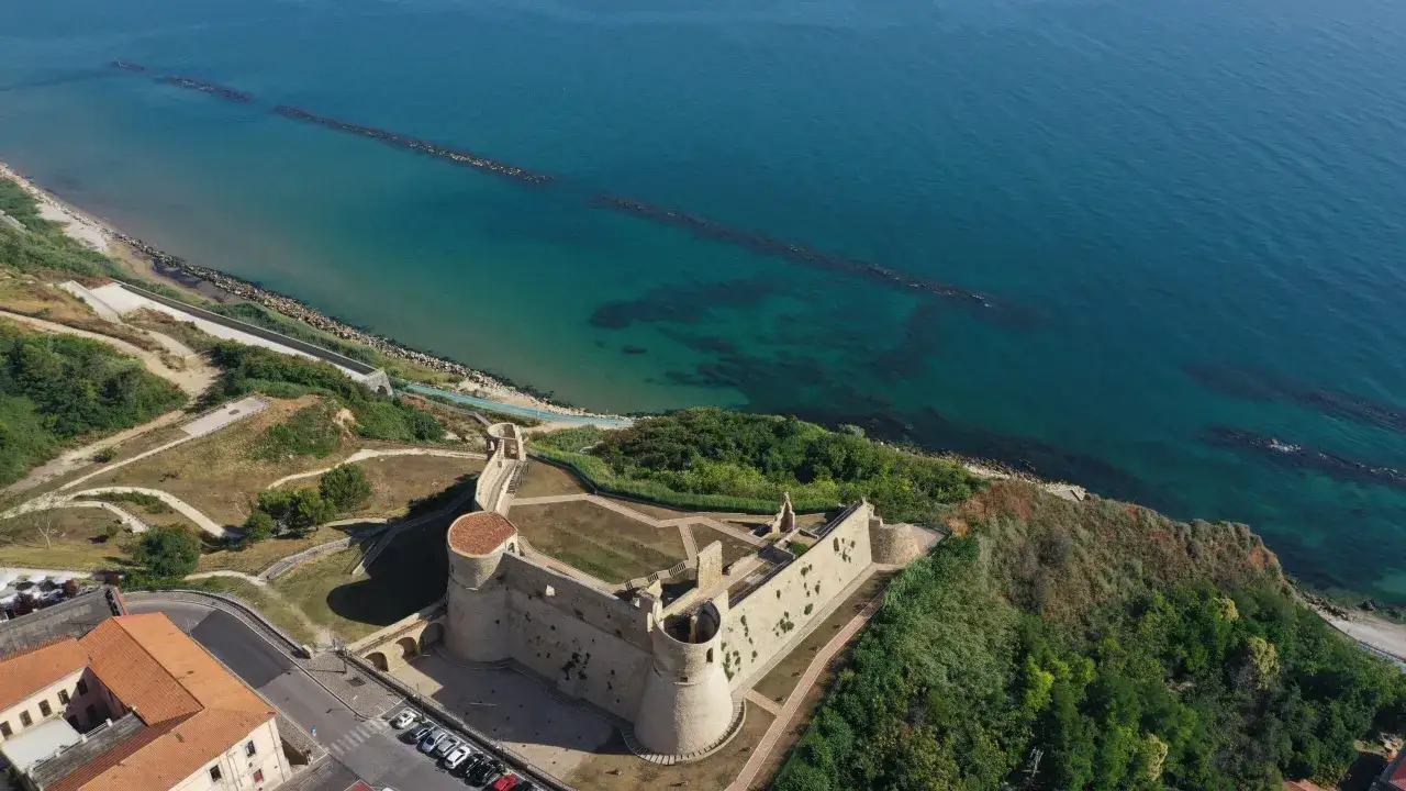 Fortezza sul mare, parte della via verde della costa dei trabocchi. Il castello domina la costa con il blu intenso del mare Adriatico.