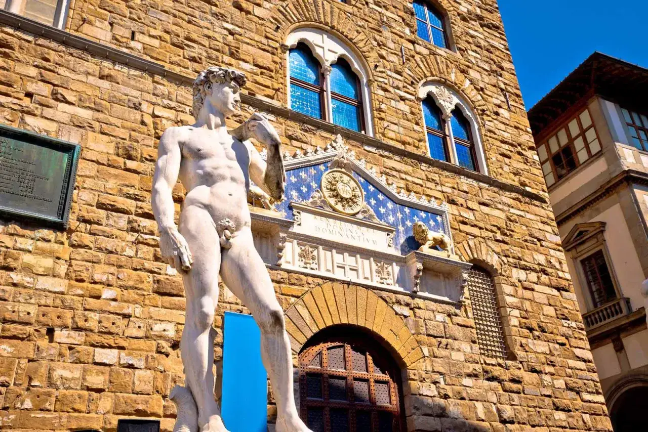 Il David di Michelangelo, simbolo di Firenze, pronto per un free tour.