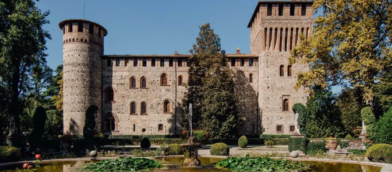 Castello di Grazzano Visconti con giardino e fontana. Un luogo incantevole per scoprire cose da fare a Grazzano Visconti, tra storia e natura.