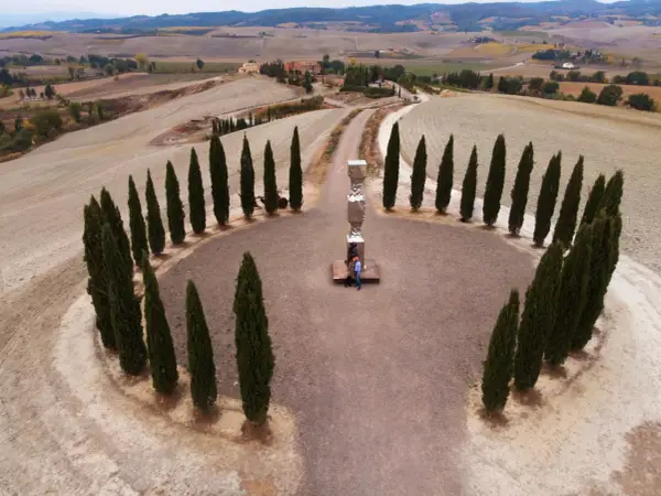 Un'installazione artistica tra cipressi, un assaggio di cosa vedere a Siena e dintorni in 3 giorni.