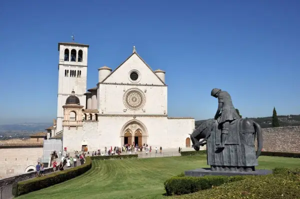 Statua equestre davanti alla Basilica di San Francesco, ideale per chi ama visitare Assisi a piedi.