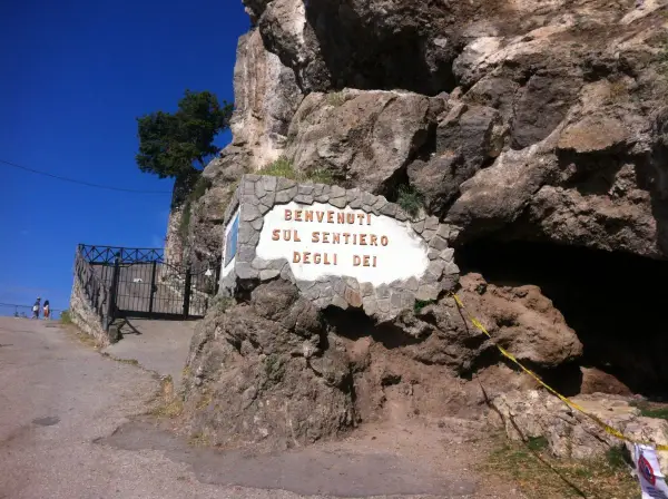 Benvenuti sul Sentiero degli Dei, un'antica via tra rocce e cielo azzurro.