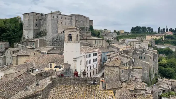 Sorano cosa vedere: un borgo medievale arroccato su tufo, con un imponente castello e tetti di tegole antiche.