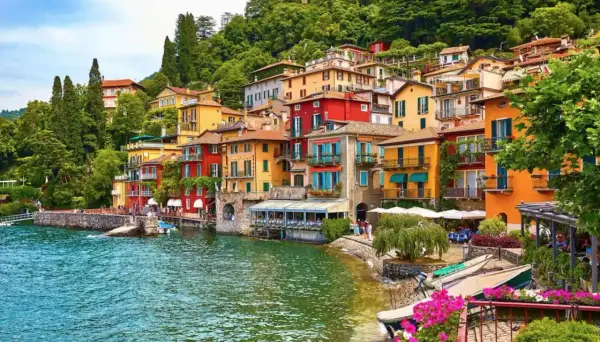 Colorate case affacciate su un lago azzurro, un angolo di pace vicino Milano.