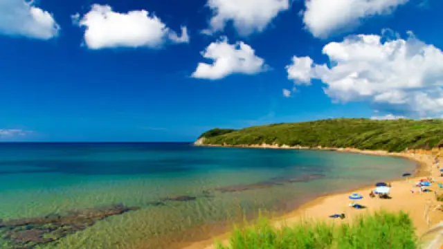 Spiaggia dorata e acque cristalline, un angolo di paradiso tra i mari della Toscana.