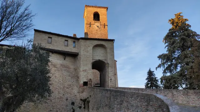 Torre campanaria e mura di Montegridolfo cosa vedere: un borgo medievale incantevole.