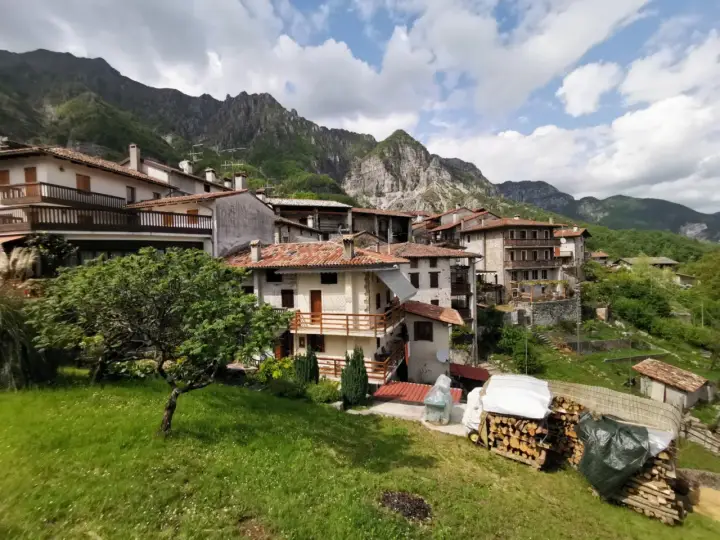 Un incantevole villaggio di borghi medievali friulani, incastonato tra montagne imponenti e verdi colline.
