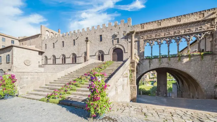 Viterbo cosa vedere in un giorno: la scalinata fiorita del Palazzo dei Papi, con il suo suggestivo loggiato, è un must per ogni visita.