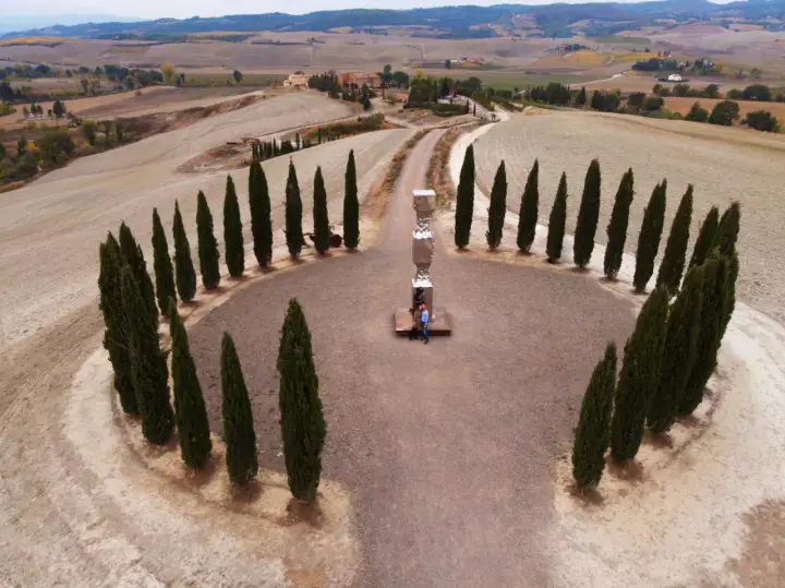 Un'installazione artistica tra cipressi, un assaggio di cosa vedere a Siena e dintorni in 3 giorni.